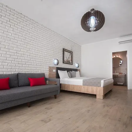 Konukevi Boutique 23 Douăzeci şi Trei August