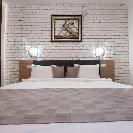 Boutique 23 Douăzeci şi Trei August