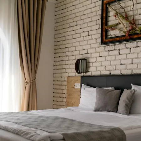 Boutique 23 Douăzeci şi Trei August