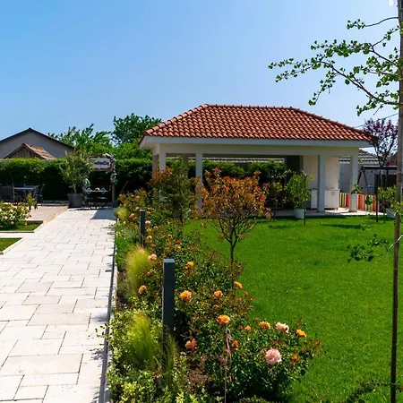 Boutique 23 Πανσιόν Douăzeci şi Trei August